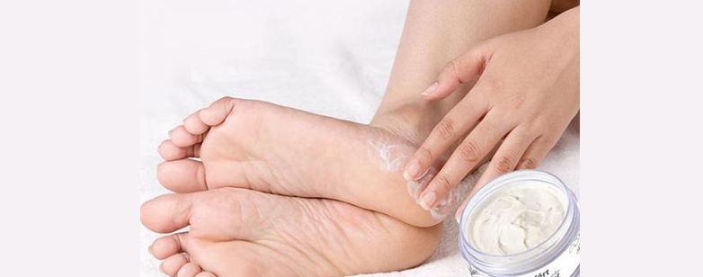 خشکی و پوسته پوسته شدن پاها نشانه چیست؟ 